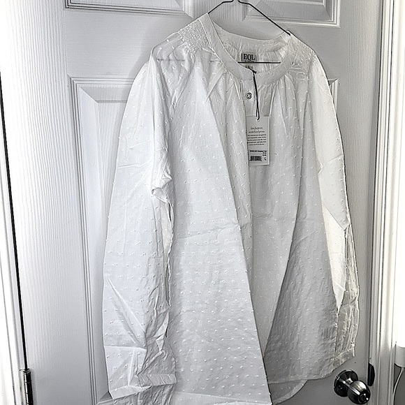 Can you say cute?! These shirts are so 🥰. Perfect for summer fall 🥶& spring - Picture 6 of 17